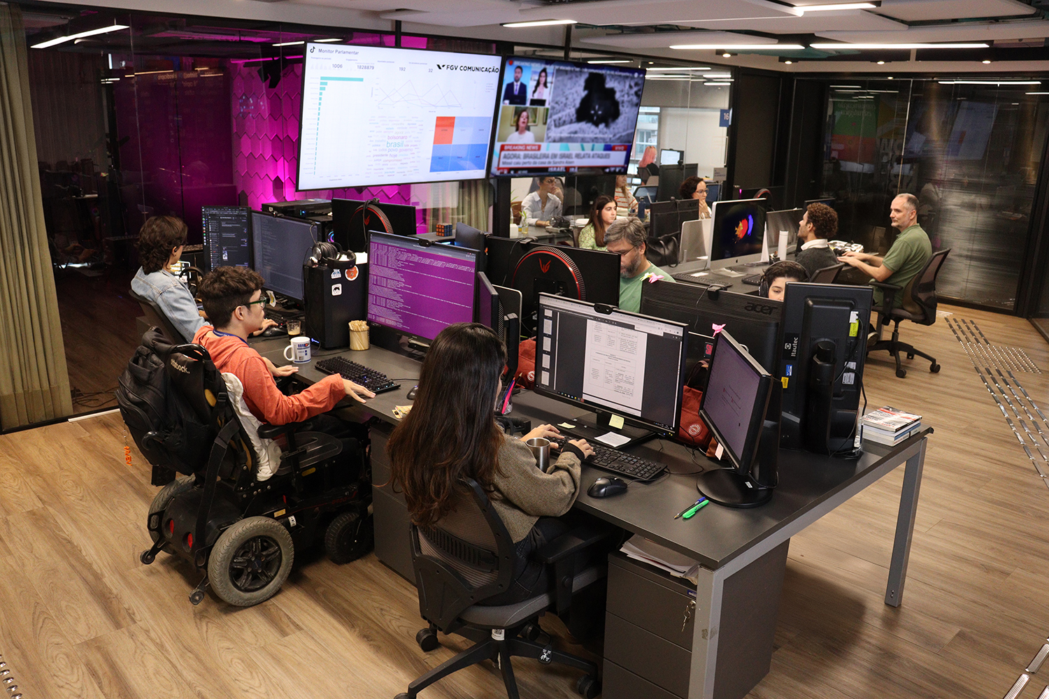 Estudantes trabalhando com tecnologia avançada na FGV Comunicação