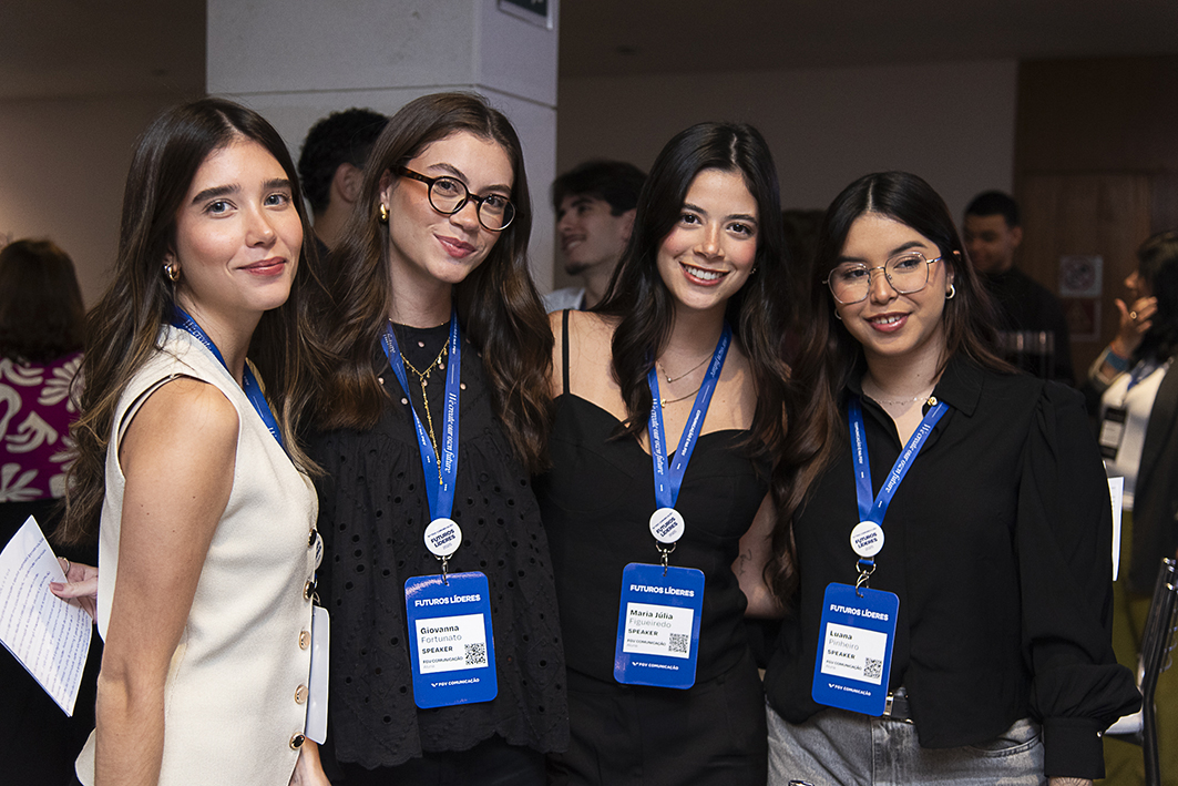 Alunas com crachás do Futuros Líderes 2025