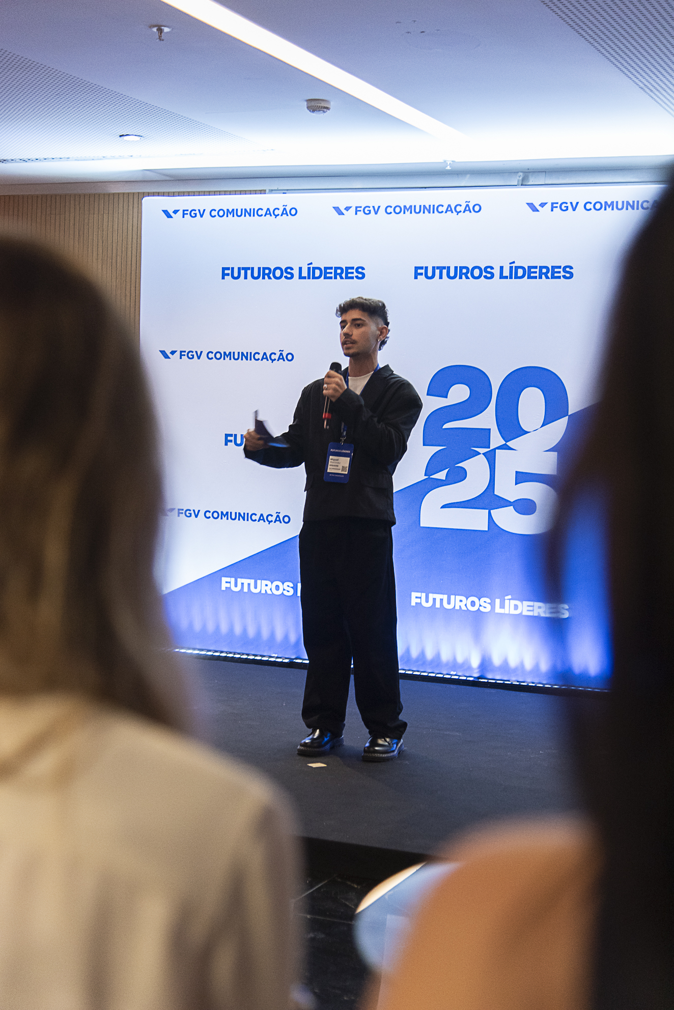 Estudante apresentando no palco do Futuros Líderes 2025