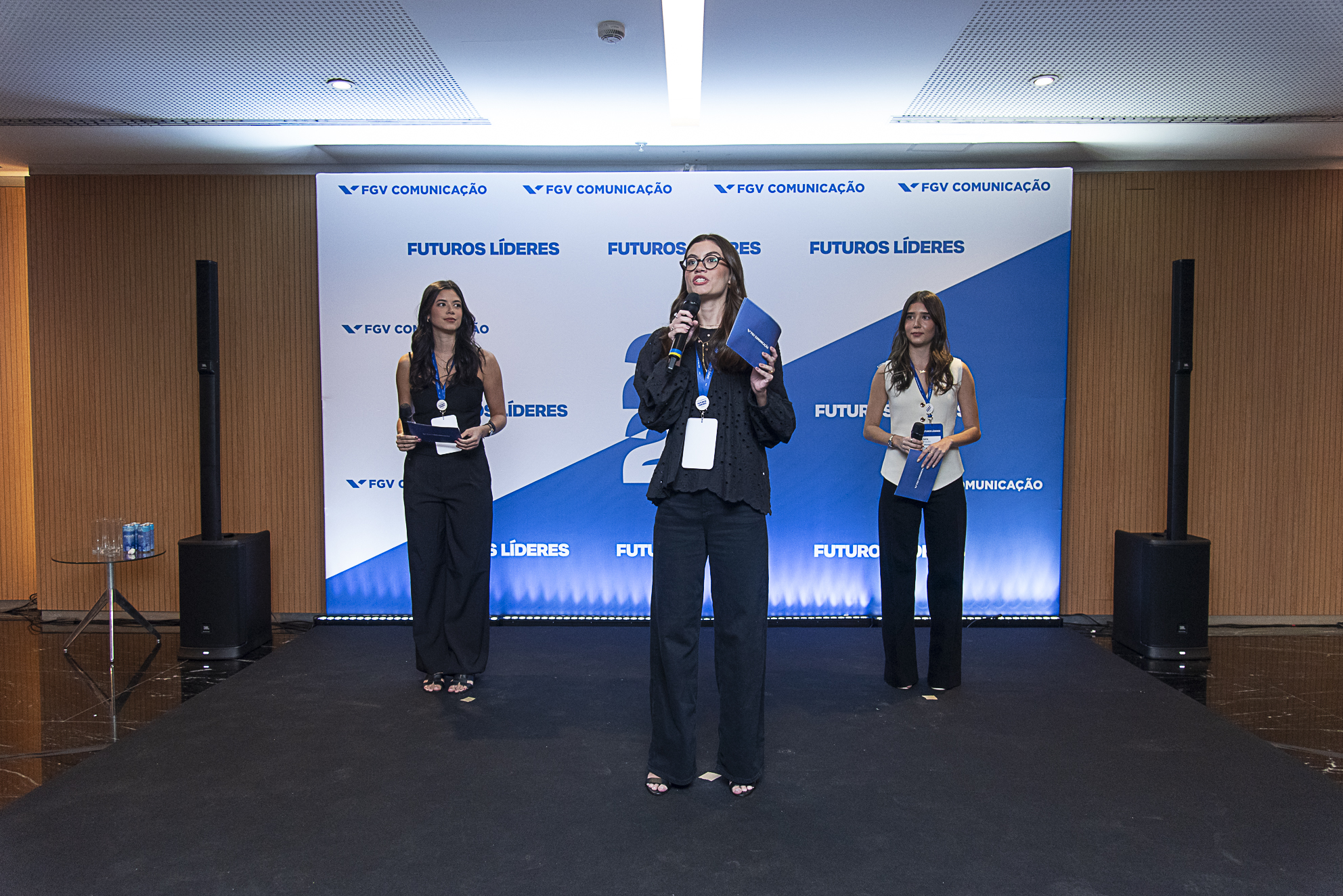Apresentadora e alunas no palco do Futuros Líderes 2025