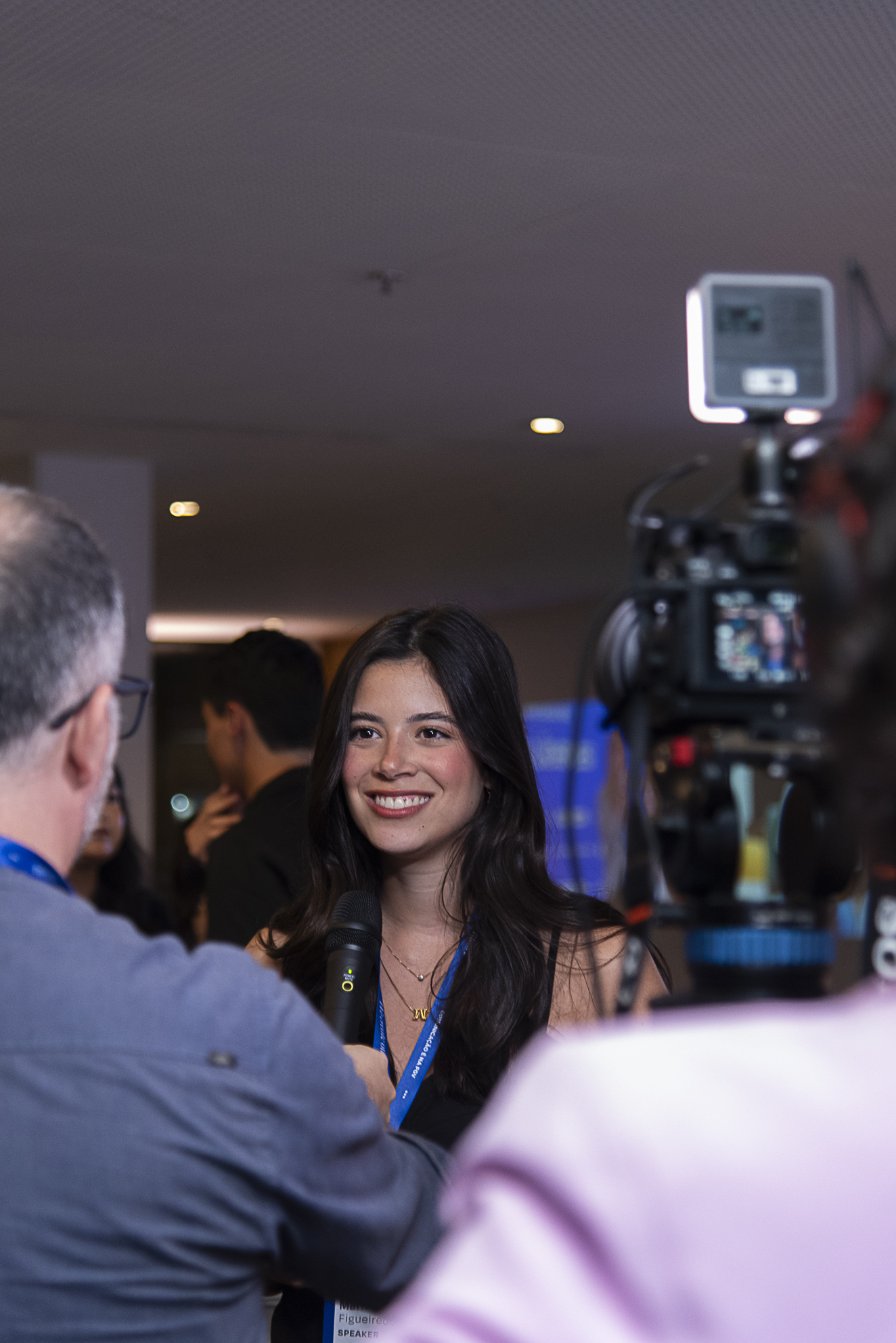 Estudante sendo entrevistada no evento Futuros Líderes 2025
