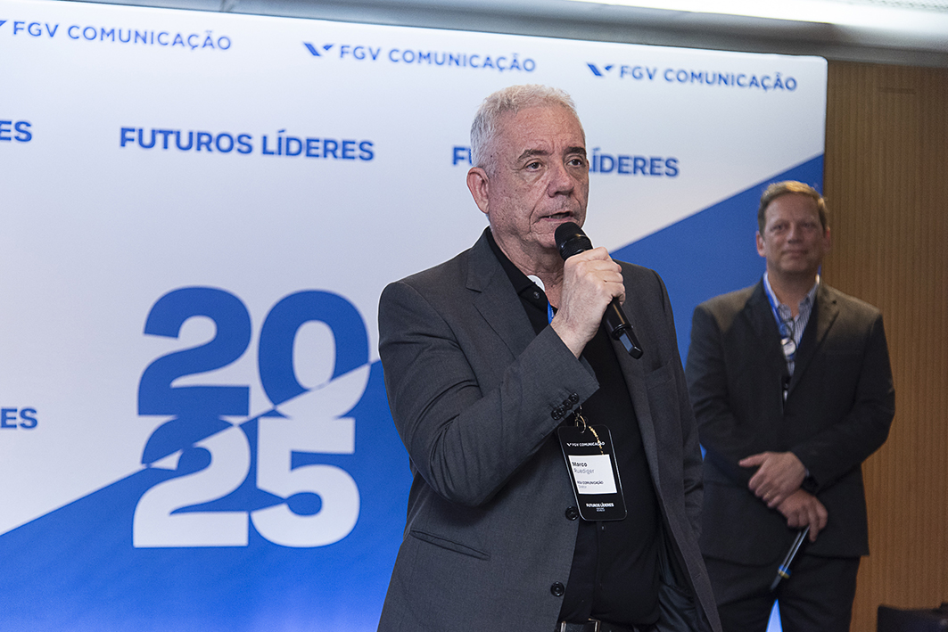 Palestrante com microfone no Futuros Líderes 2025