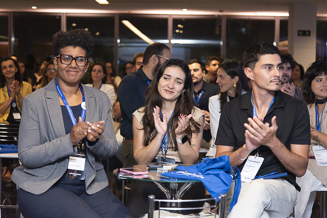 Plateia aplaudindo durante apresentação no Futuros Líderes 2025