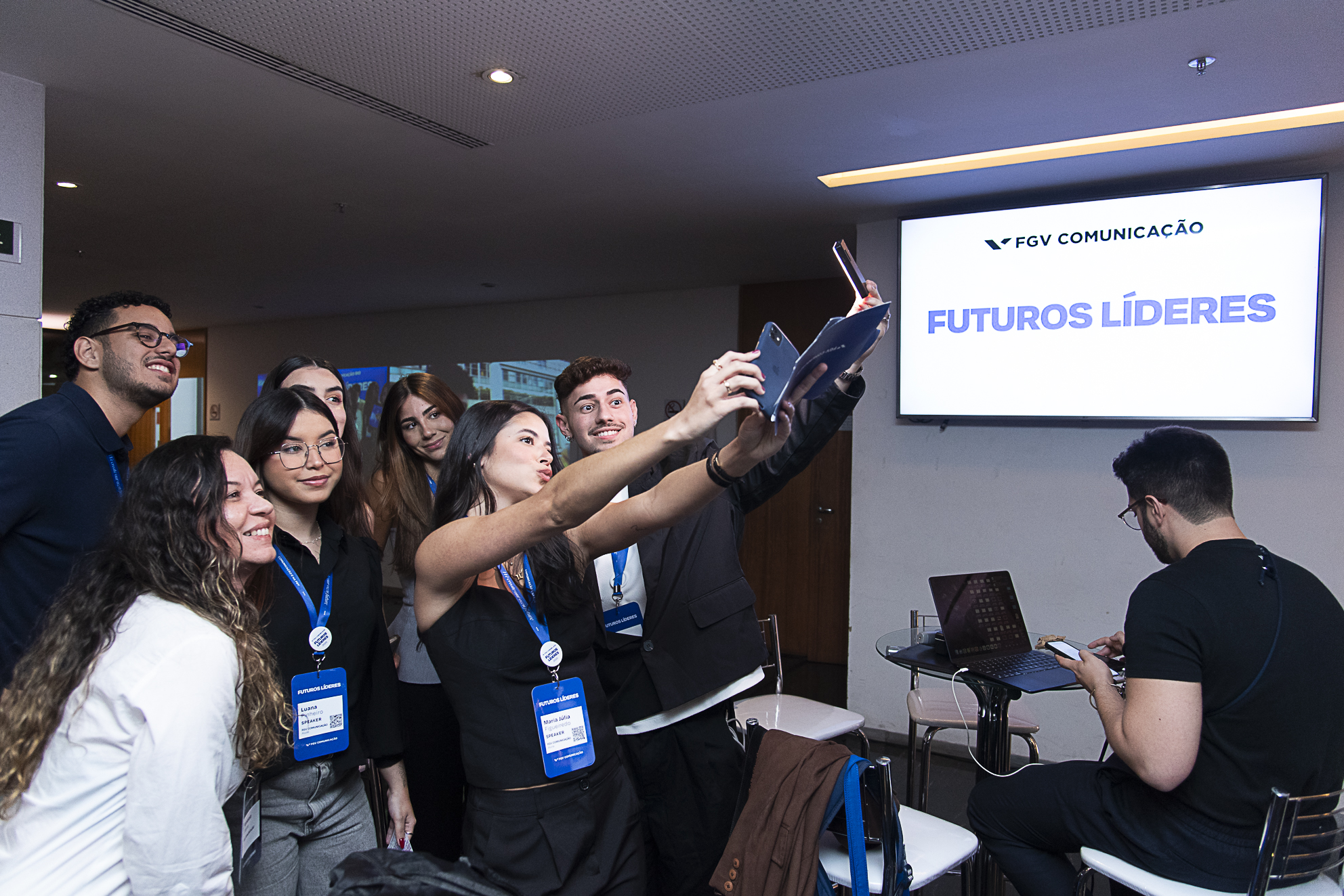Estudantes tirando selfie no evento Futuros Líderes 2025