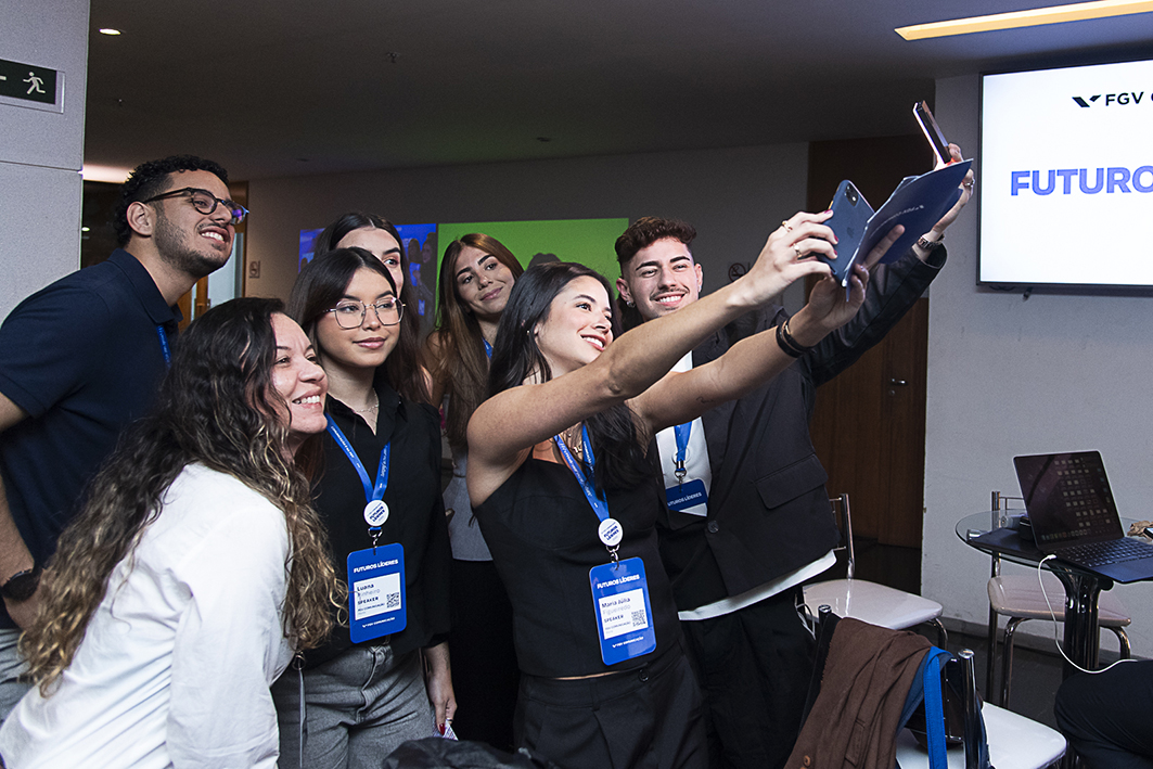 Estudantes tirando selfie no evento Futuros Líderes 2025